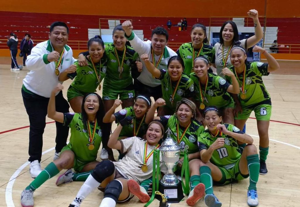 Las campeonas con el trofeo en el festejo: Foto Comisión Futsal Bolivia