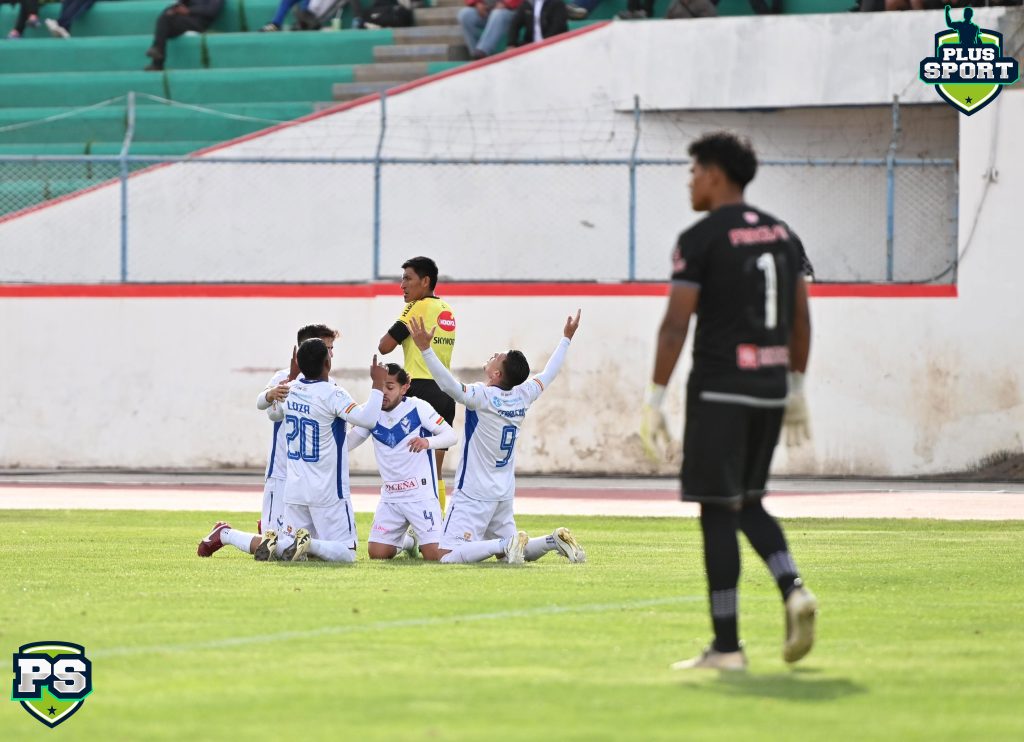 Los "santos" celebran uno de los goles anotados ante Guabirá: Foto: Jhonny Condori