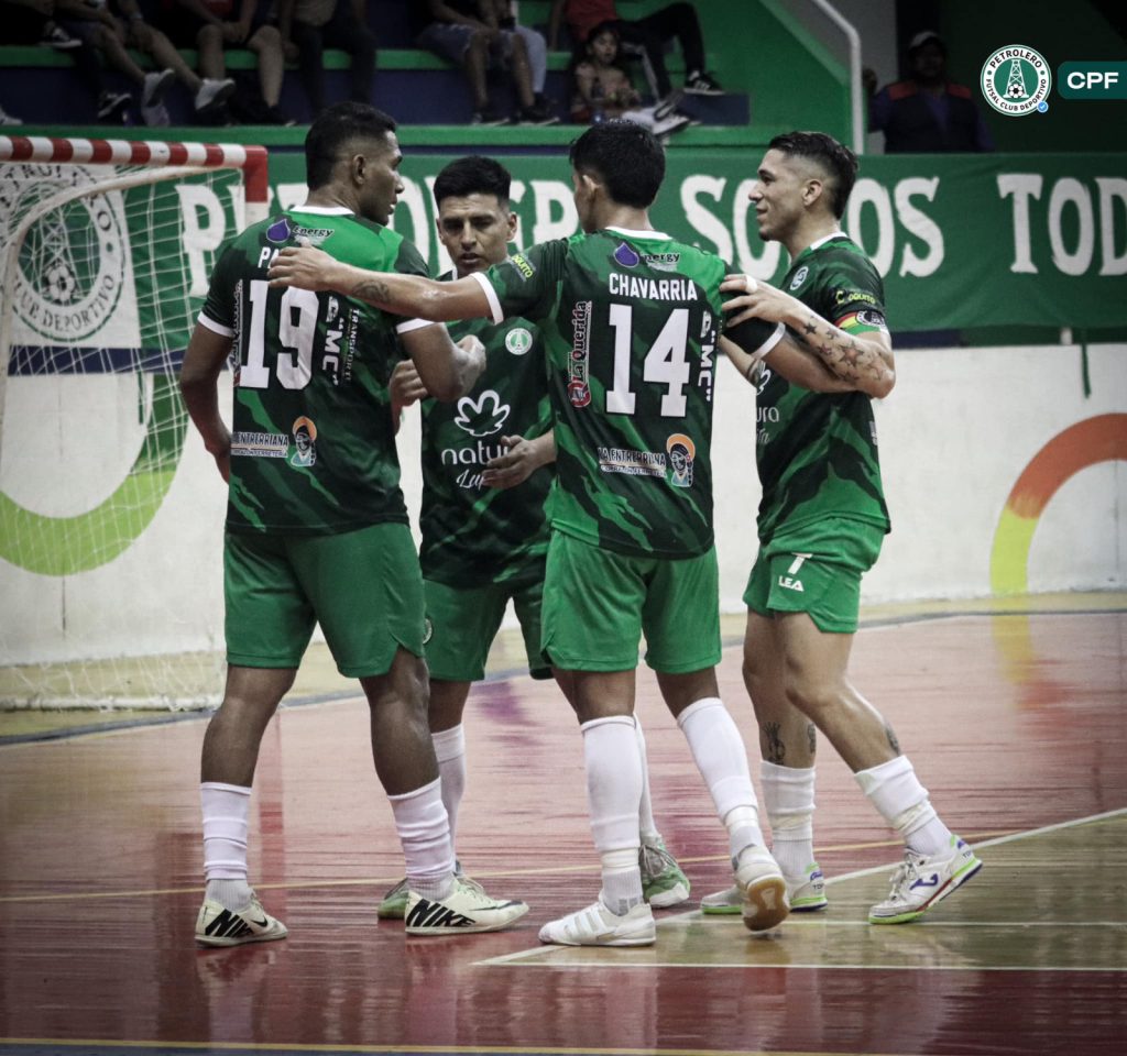 El festejo de los jugadores de Petrolero tras el triunfo ante Victor Muriel: Foto Club Petrolero