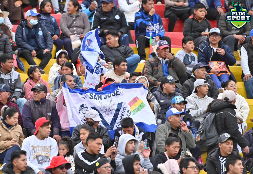El hincha orureño presente en el "Bermudez" (FOTO: JHONNY CONDORI - PLUS SPORT)