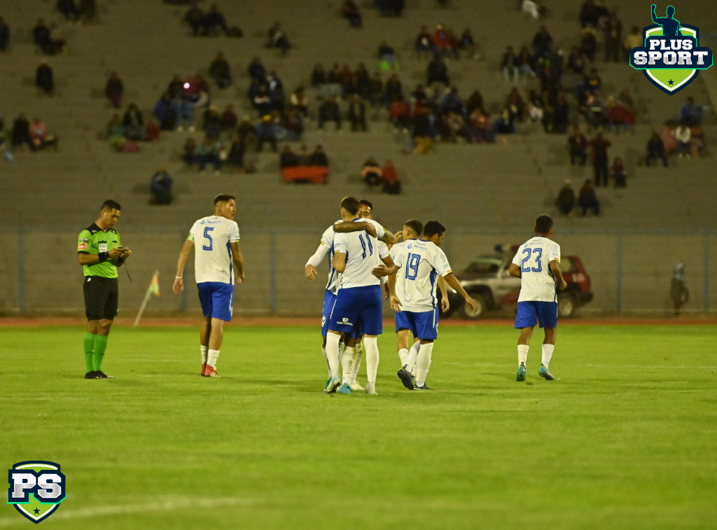 El festejo de los jugadores tral el gol anotago por López (FOTO: JHONNY CONDORI - PLUS SPORT)
