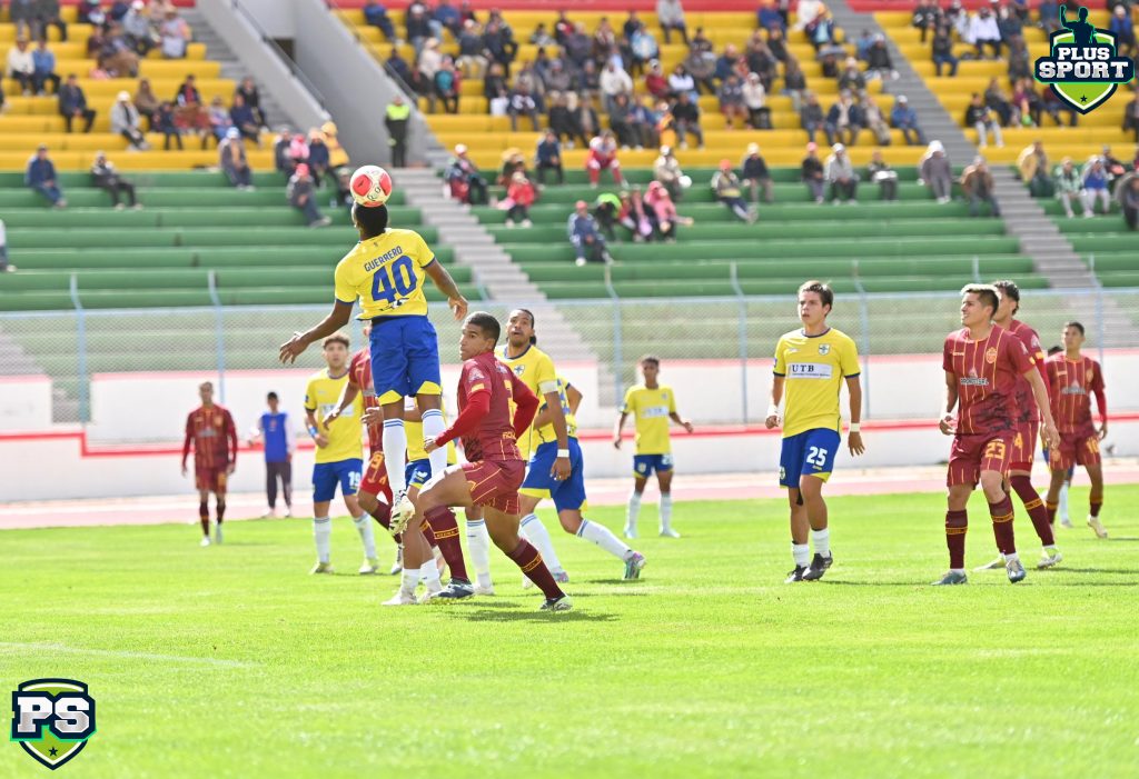 Una acción del partido entre C.D.T. Real Oruro y A.B.B. (FOTO: JHONNY CONDORI -PLUS SPORT)