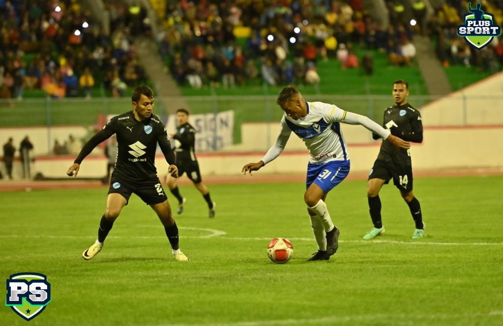 Una accion del partido entre G.V. San José contra Bolívar ( FOTO: JHONNY CONDORI - PLUS SPORT)
