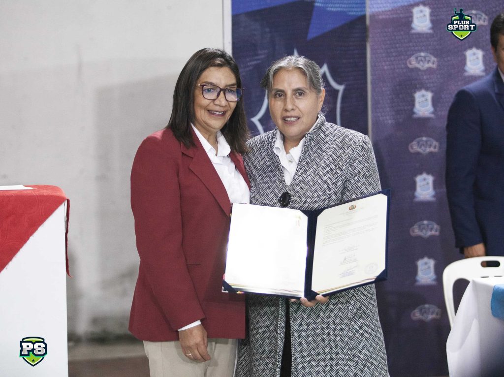 Mónica Alcocer junto a la senadora Vania Rocha muestran el reconocimiento (FOTO: CAN)