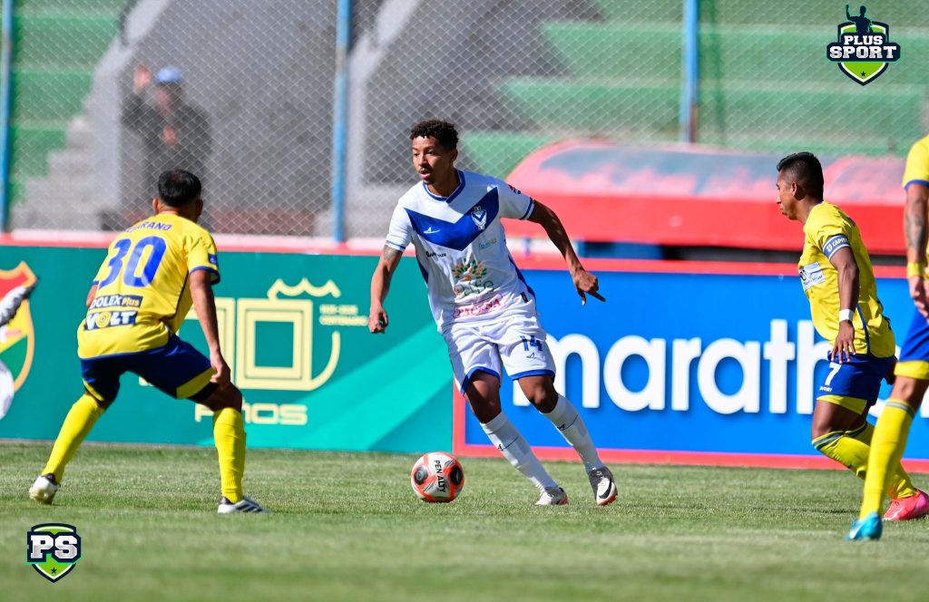 Moises Calero con el dominio del balón (FOTO: PLUS SPORT JHONNY CONDORI)