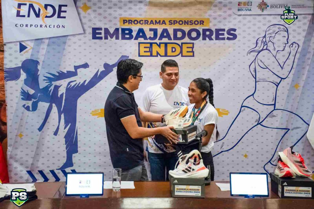 Durante el acto de presentación del programa “embajadores ende”: FOTO: ENDE