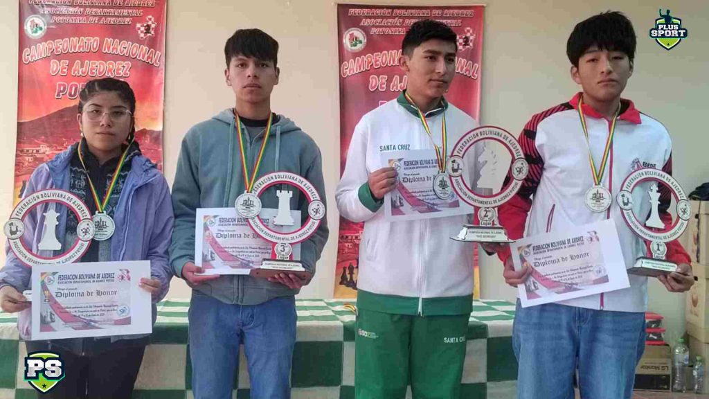 Los premiados del nacional escolar: FOTO: Federación Boliviana de Ajedrez.