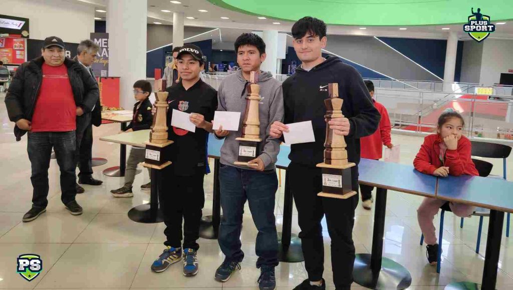 Foto de los premiados. Crédito: Federación Boliviana de Ajedrez
