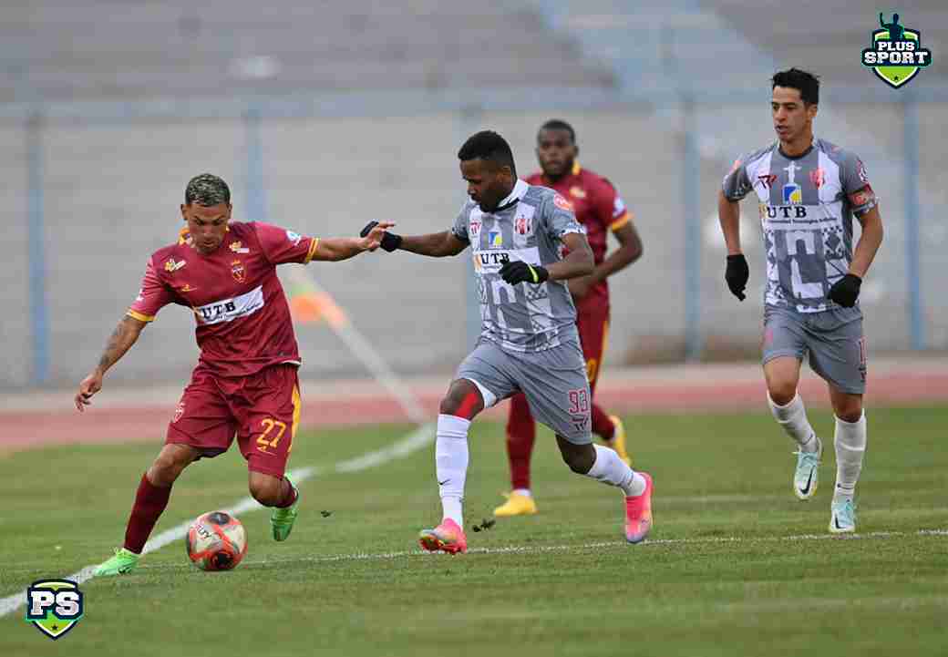 Una acción del partido entre Real Oruro contra Independiente: FOTO: JHONNY CONDORI PLUS SPORT