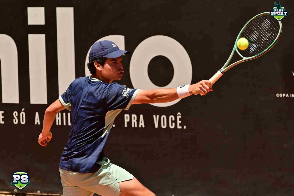 Los tenistas bolivianos en sus respectivos partidos: (FOTO: INSTITUTO SPORT)