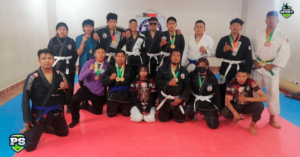 Deportistas que son parte de Artes Marcilaes Mixtas (FOTO: PLUS SPORT)