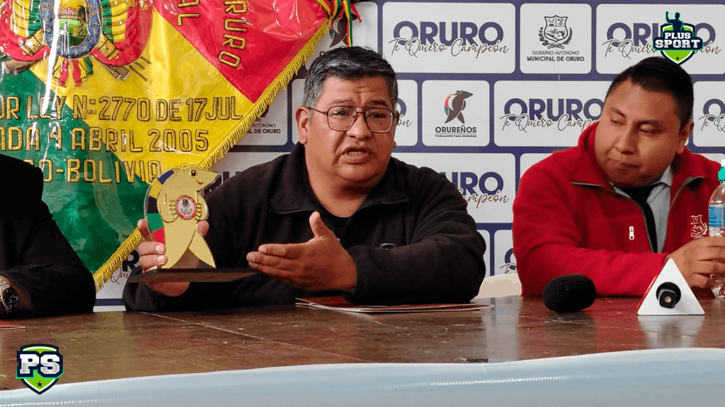Pedro Valda, presidente de la Asamblea Municipal del Deporte con el "Quirquinchito de Oro"