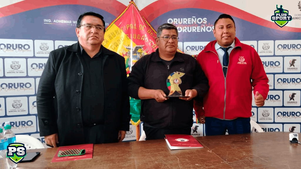 Olivares, Valda y Montaño durante la presentaciòn del "Quirquinchito de Oro"